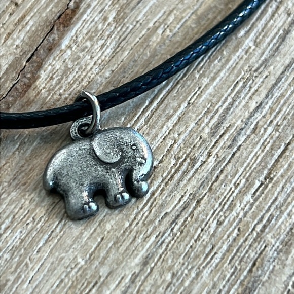 Ivory Ella Elephant Black Necklace Choker Silver Pendant Rare Boho Y2K Vintage - Picture 2 of 5